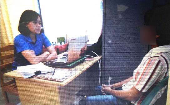 Tersangka penjual narkoba asal Tobasa saat diintrogasi polisi. Tersangka penjual narkoba asal Tobasa saat diintrogasi polisi.