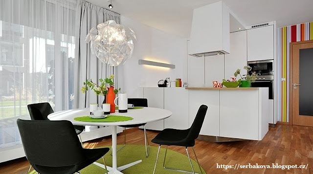 Необычная планировка квартиры студии обеспечивает уютное жилье трем людям