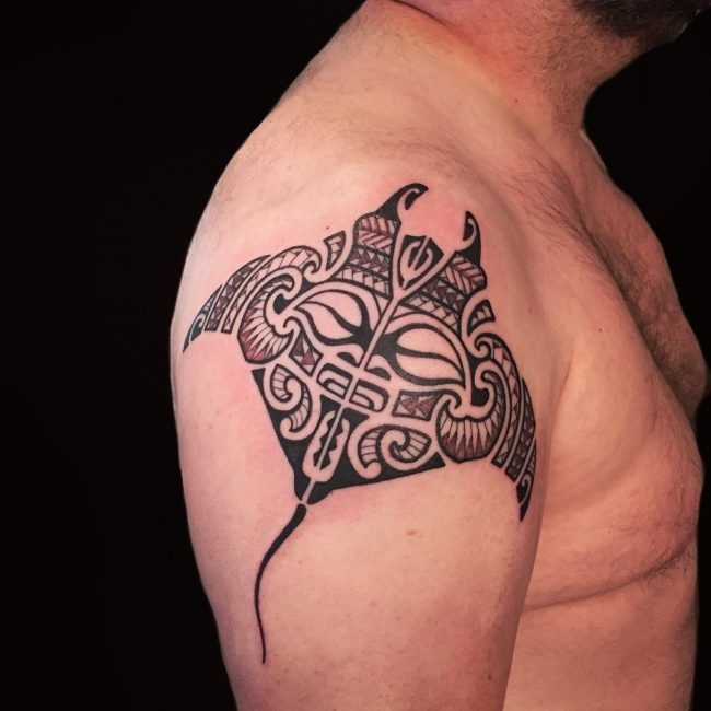 tatuaje de mantarraya maori en el hombro