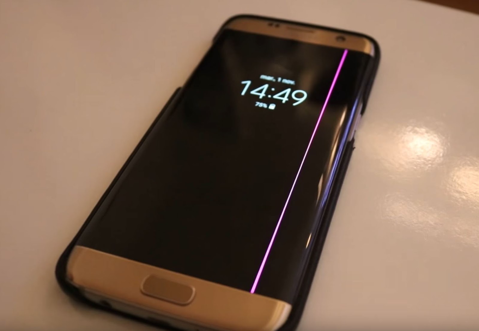 Samsung Galaxy S7 Edge Owners Reports a Vertical Pink Line ...