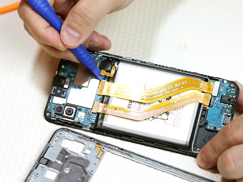 Cara membuka casing belakang Samsung Galaxy A20 A30 A30S A50 A50S