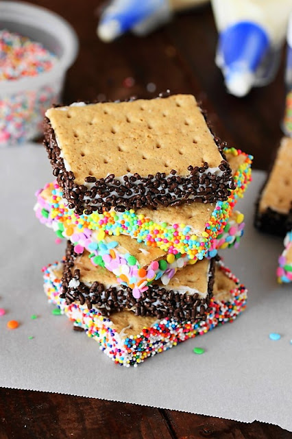 Must-Make Cracker Candy Recipes For the Holidays - Frosting Graham-wiches Image