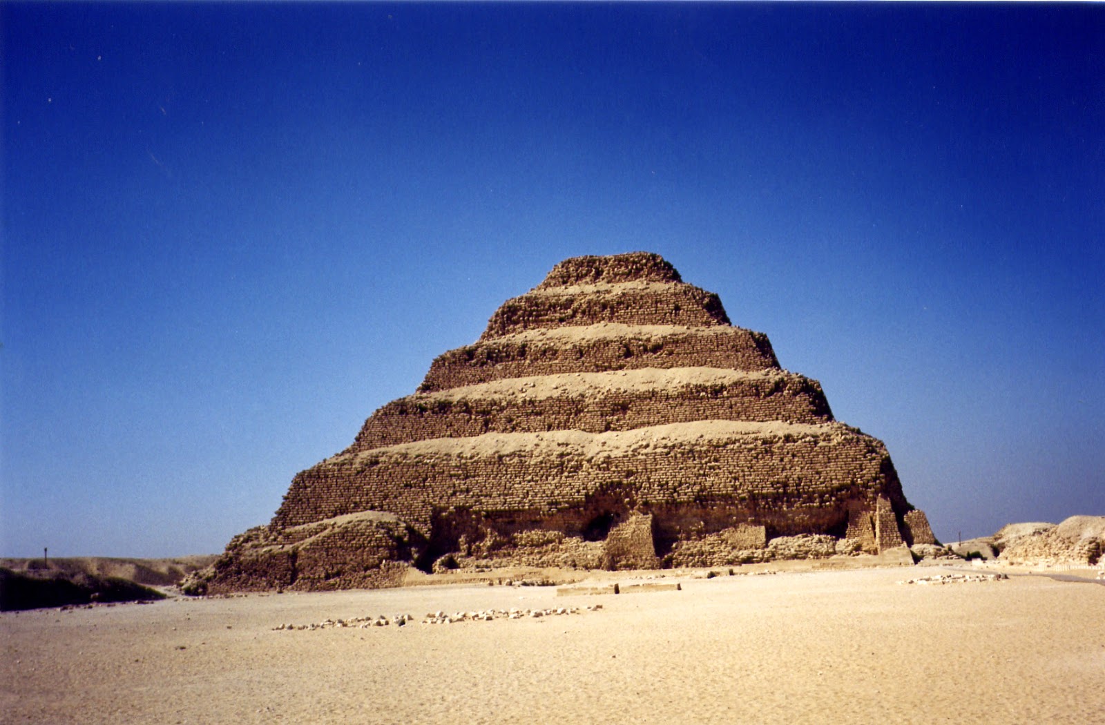Desgracia Unirse reflujo Maravillas del mundo antiguo V. La pirámide de Saqqara.
