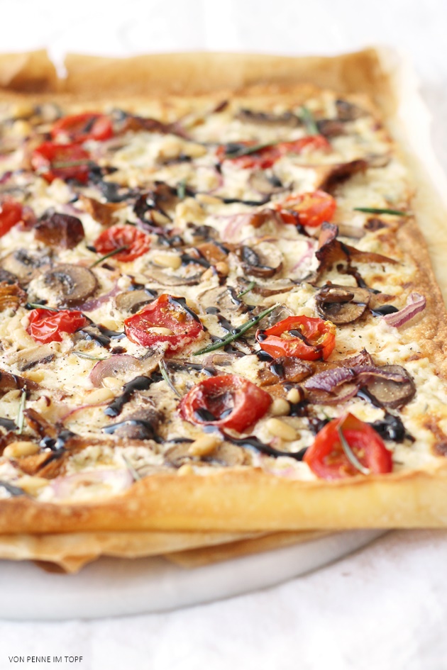 Penne im Topf: Flammkuchen mit Pilzen, Kirschtomaten, Pinienkernen und ...