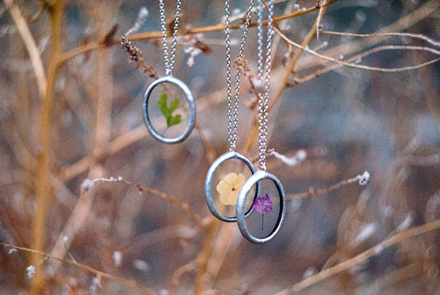 Artworks, A Nature Vintage-Style Pendants Artworks, A Nature Vintage-Style Pendants