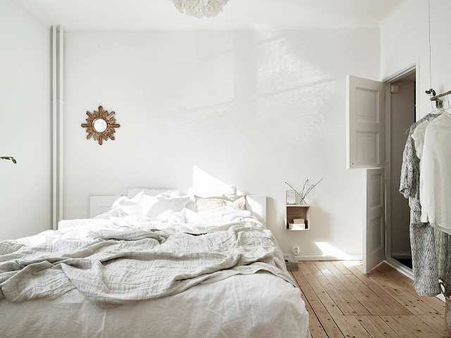 minimalistyczna sypialnia, skandynawska sypialnia drewniana podłoga