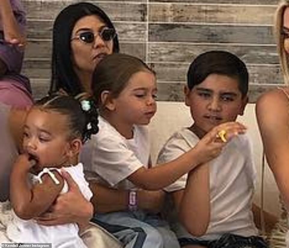 Kendall Jenner shares stunning-rare family portrait (photos) - MPmania.com