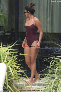 Priyanka Chopra in a beautiful Cute Wet Brown Swimsuit enjoying Party time in Miami bollycelebs.in Exclusive Pics 004