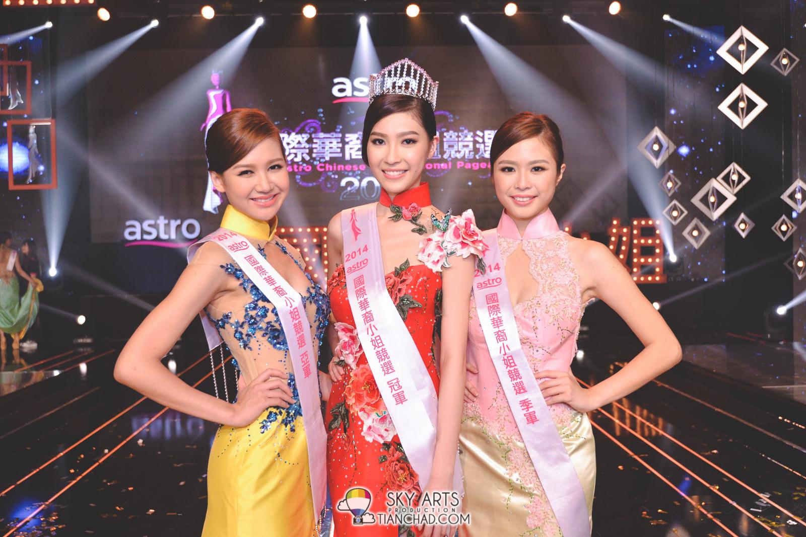  [左至右] Astro国际华裔小姐竞选2014 - 亚军Trisha郭秀文, 冠军Anjoe许愫恩与季军Grace钟欣燕