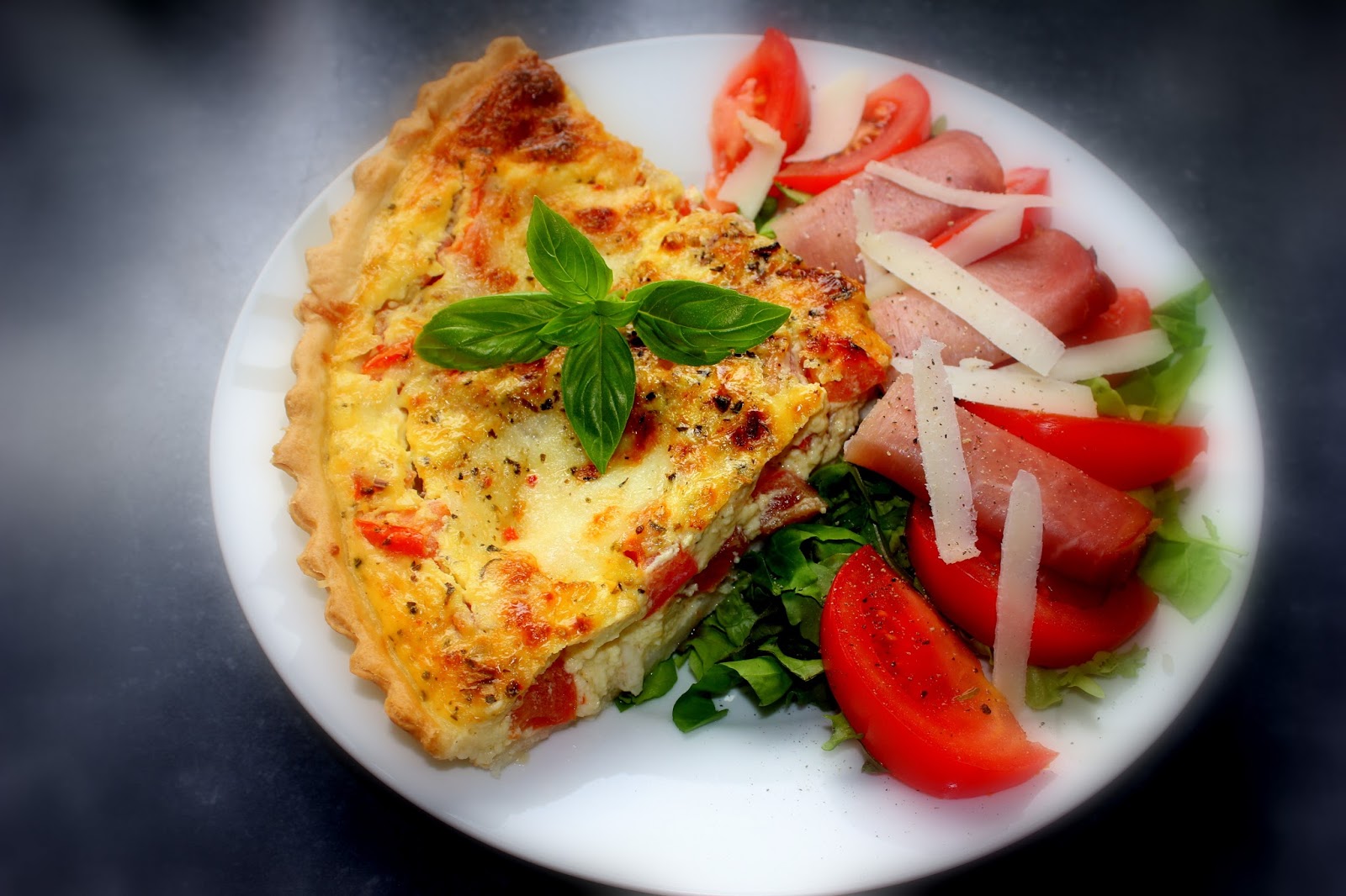 Mijn kookdagboek: Rood plezier: quiche met tomaten-mozzarella en parmaham