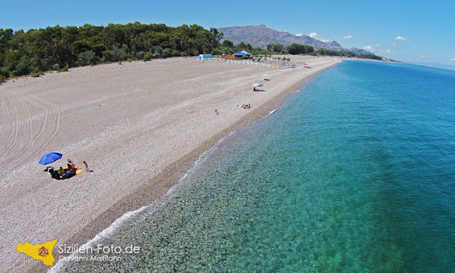 Luftaufnahme vom Strand Marina di Cottone bis Taormina 
