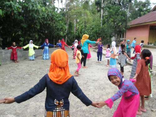 Project Book For Mountain di Bonjol, Ranah Minang Kelas edukatif di sore hari bersama anak-anak Bonjol