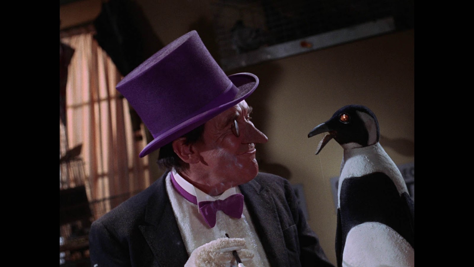 Актер играющий пингвина. Бэтмен 1966 пингвин. josh gad penguin. кто играл пингвина в бэтмене.