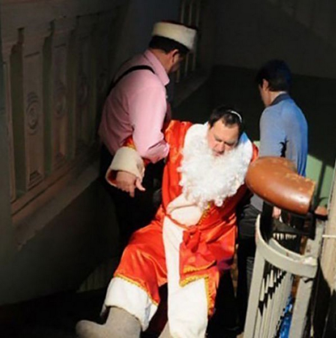 выход пьяного деда мороза. пьяный санта клаус. выход пьяного деда мороза. гифка дед мороз алкаш. пьяный санта.