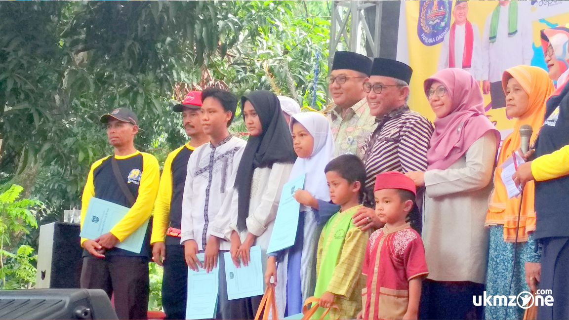 Walikota dan wakil walikota Depok beserta jajarannya memberi santunan anak yatim di acara PANMAS FAIR 2018 Walikota dan wakil walikota Depok beserta jajarannya memberi santunan anak yatim di acara PANMAS FAIR 2018