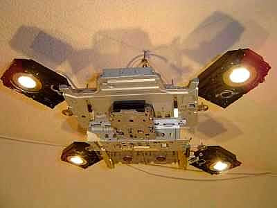 lampara hecha con partes de computadoras recicladas