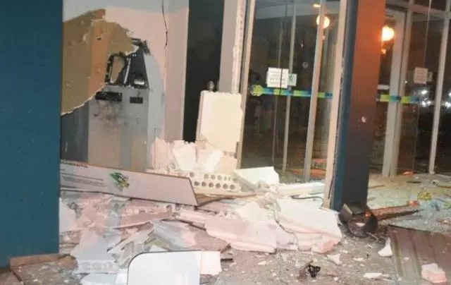 Homens explodem caixa eletrônico durante a madrugada em Vilhena Homens explodem caixa eletrônico durante a madrugada em Vilhena