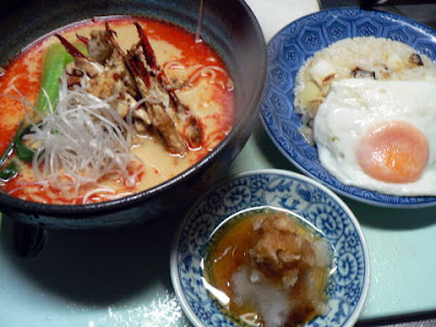 夕食の献立　献立レシピ　飽きない献立　カニ担担麺　目玉焼きセット