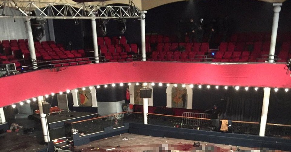 Теракт на рок концерте. Батаклан концертный зал. Теракт в Париже 2015 Батаклан. Концертный зал Батаклан теракт. Театр Батаклан Париж теракт.