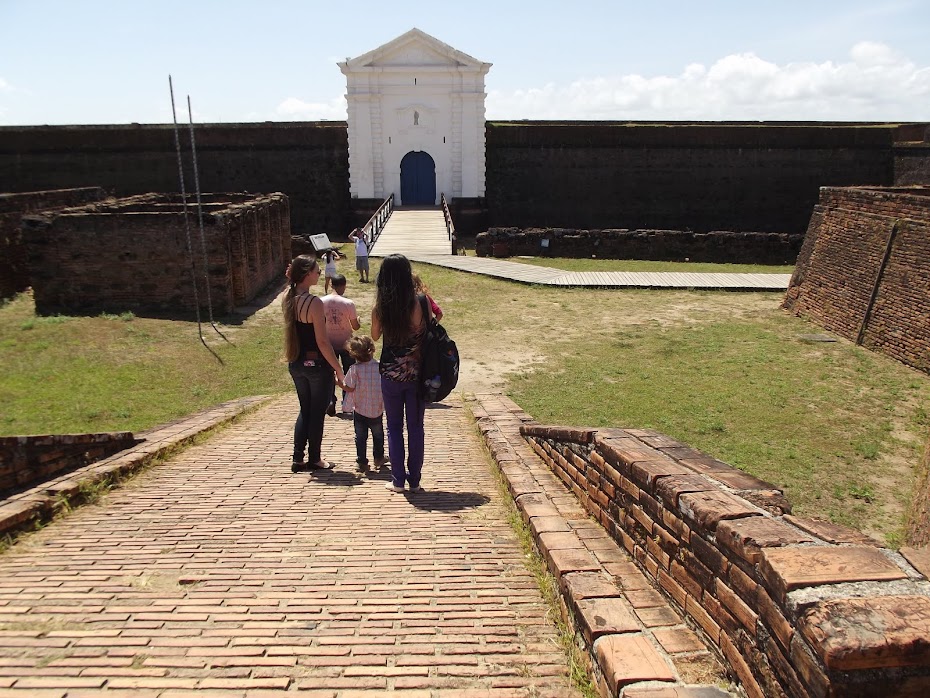 TURISTAS ENCONTRAM A FORTALEZA DE SÃO JOSÉ DE MACAPÁ FECHADA NO DIA 07.09.2015