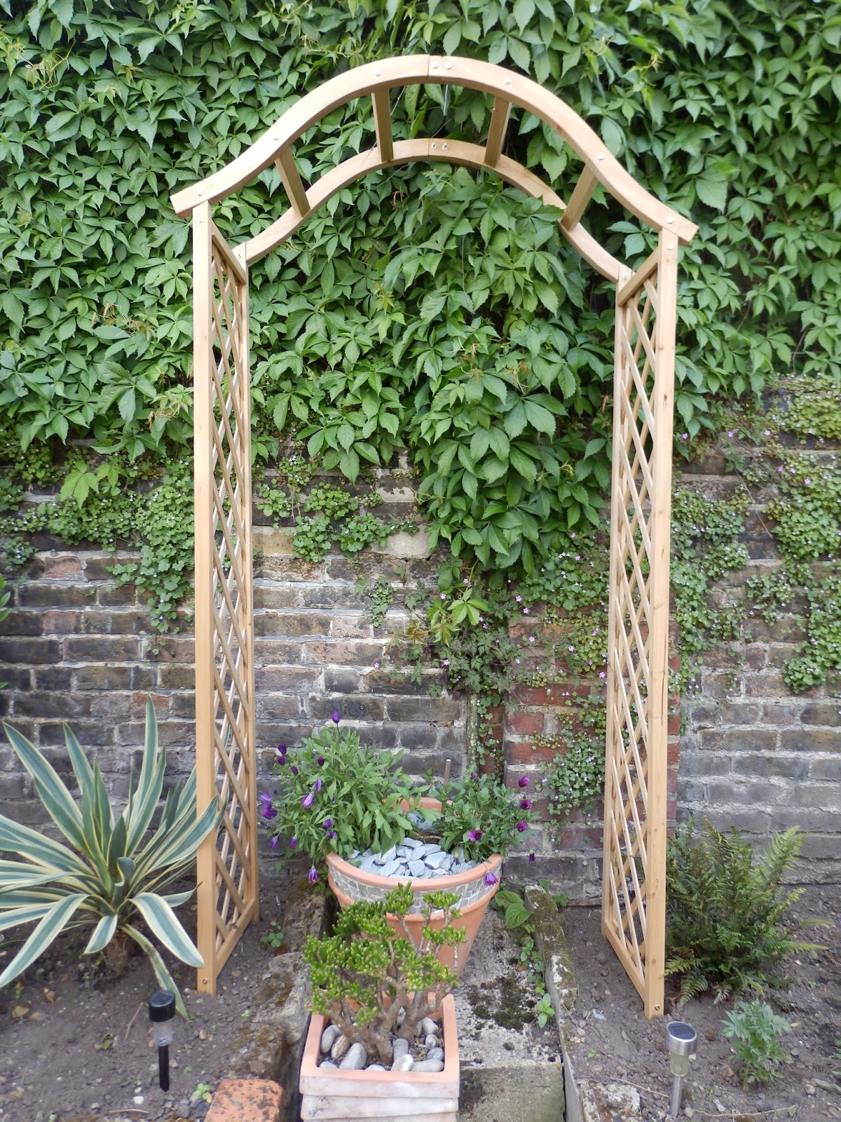 doyounoah: Decorate Your Garden with a Wooden Garden Arch