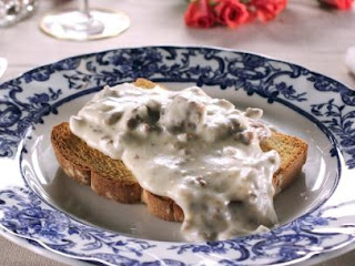 cream gravy and beef on toast on a blue willow plate