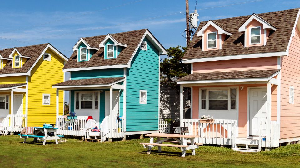 I live in a big house. Тини Хаус США. В какой цвет покрасить дачный домик. В какой цвет покрасить дачу. Тини Хаус в Бразилии.