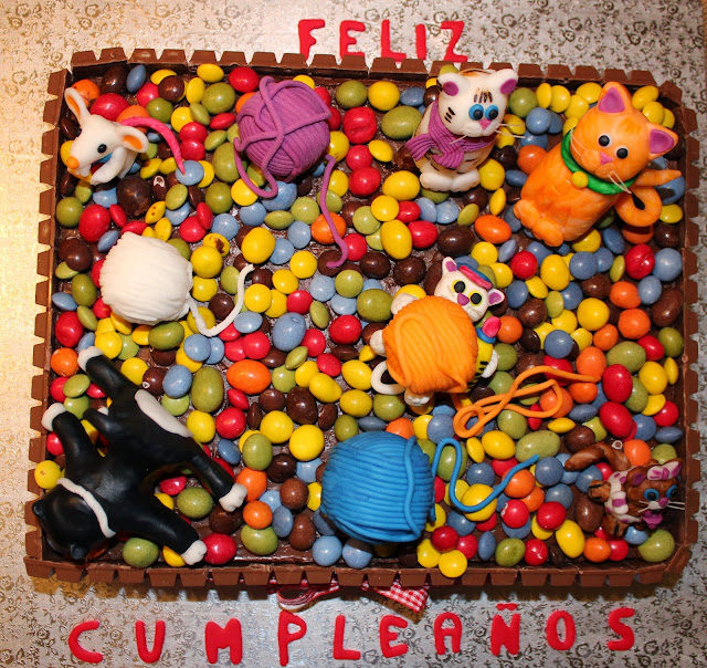 PASTEL DE CUMPLEAÑOS KIT KAT, LACASITOS Y M&M'S DECORADO CON GATOS