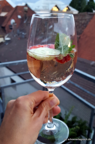 Lillet Vive - Lillet mit Tonic Water, Erdbeeren, Gurke und Minze Lillet Vive - Lillet mit Tonic Water, Erdbeeren, Gurke und Minze
