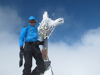 Ich posiere auf meinem ersten Ski-Dreitausender