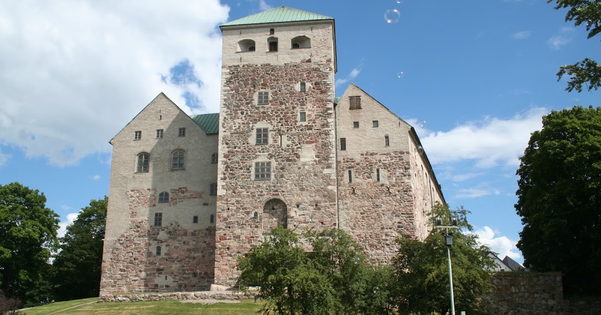 Kotona ja kaupungilla: Turun linnan sisäpihalla