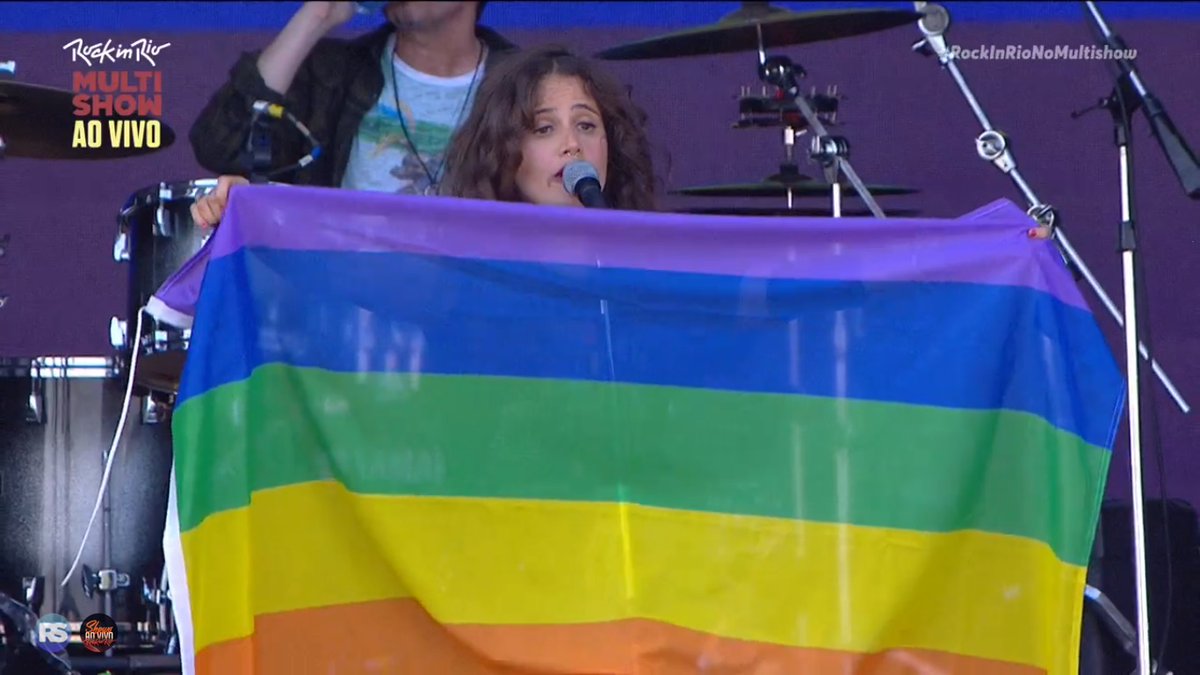 Ana Cañas protesta contra a homofobia durante show no Rock in Rio Ana Cañas protesta contra a homofobia durante show no Rock in Rio