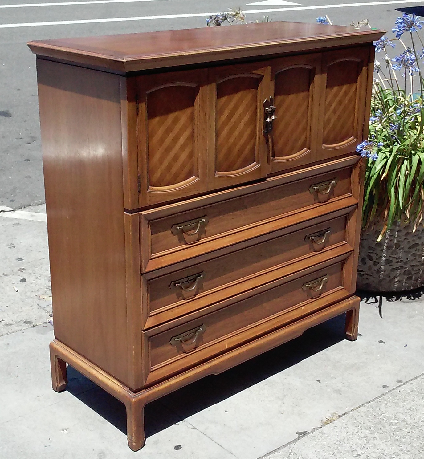 UHURU FURNITURE & COLLECTIBLES SOLD **BARGAIN BUY** 3040 Thomasville