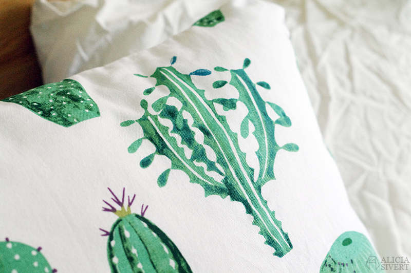 Kaktuskudde, sydd av Alicia Sivertsson. aliciasivert alicia sivert sivertsson sy sömnad sytt skapa skapande diy do it yourself kudde kuddar pillow cushion sew sewing sypeppen kaktus kaktusar tyg återbruk stuv stuvbit återbruksmaterial kaktusmönster mönster mönstrat hem inredning heminredning sovrum home interior interiour