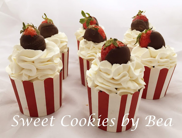 Cupcakes con kefir de fresas con nata y chocolate