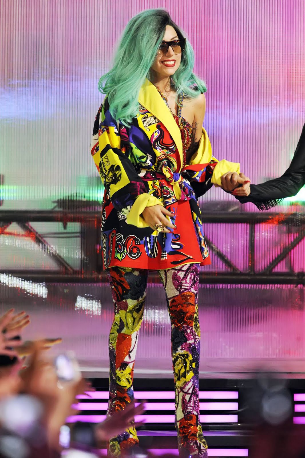 Леди гага костюмы. Леди Гага. Леди Гага Версаче. Леди Гага образы. Леди Гага Наряды.