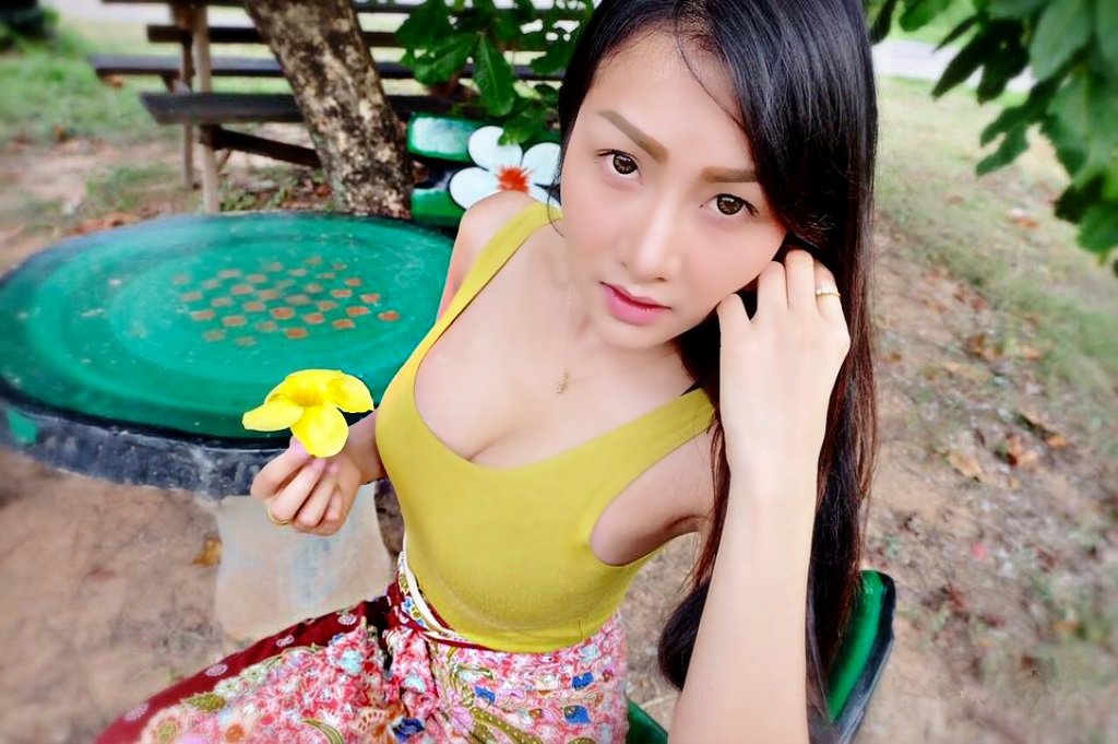 Galeri Foto Model Seksi Pakai Kemben 3 - Pixie