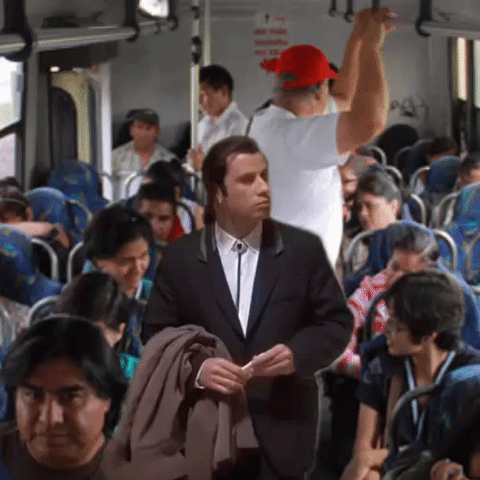 Personagem no ônibus lotado