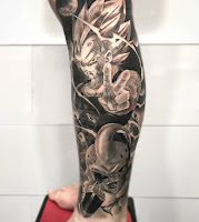 tatuaje vegeta luchando en la pierna