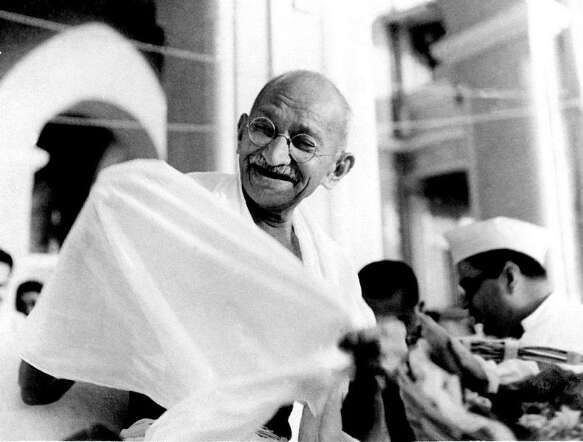 गाँधी के अनुसार “अहिंसा में ऐसी शक्ति है कि हिटलर से भी कठोर पत्थर-हृदय को पिघला सकती है”। जबकि स्वयं गाँधी अपने मित्रों मुहम्मद व शौकत अली, या सुहरावर्दी, अब्दुल बारी, जिन्ना आदि किसी ‘मुस्लिम भाई’ तक को रंचमात्र न पिघला सके। जब मित्र और भाई ही न पिघला तो हिटलर पिघल जाएगा, यह कैसा विचित्र दावा था! वस्तुतः वह आत्मघाती भुलावा था। हिटलर पर गाँधी ने कहा कि ‘वह कोई बुरा आदमी नहीं है!’