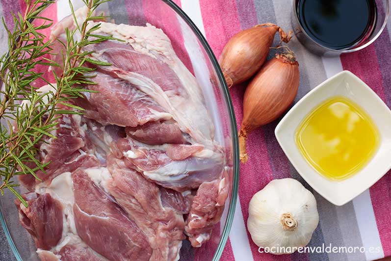 Ingredientes: pierna deshuesada, chalotas, vino tinto , ajos, romero y aceite