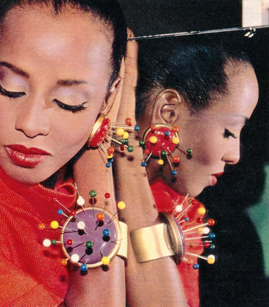 Luz y artes: Karl Lagerfeld y su moda en pendientes pulseras. 1984