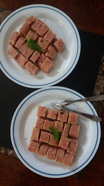 "Nem chua" Bouchées de porc à la vietnamienne; délicieux pour l'apéritif;il s'agit de prendre du jambon et de la couenne de porc pour en faire des petites bouchées!