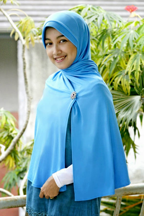 27 Foto Kacamata Gaya Terbaru, Paling Trend!