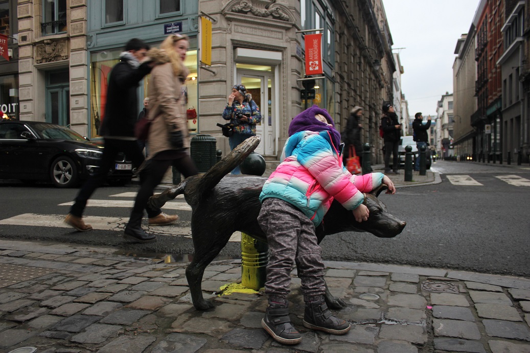 čurající pes, socha v Bruselu