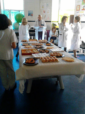 Foto de la mesa del Cátering para los médicos del Hospital Niño Jesús