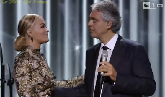 Rita Ora në krah të Andrea Bocellit me "What Child is This"