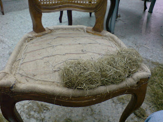 Restauración de Muebles. Rejilla y tapicería. Reparación.