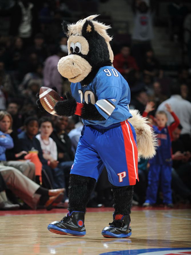 Hooper Mascot of the Detroit Pistons (NBA). Animal Mascot and Costumes