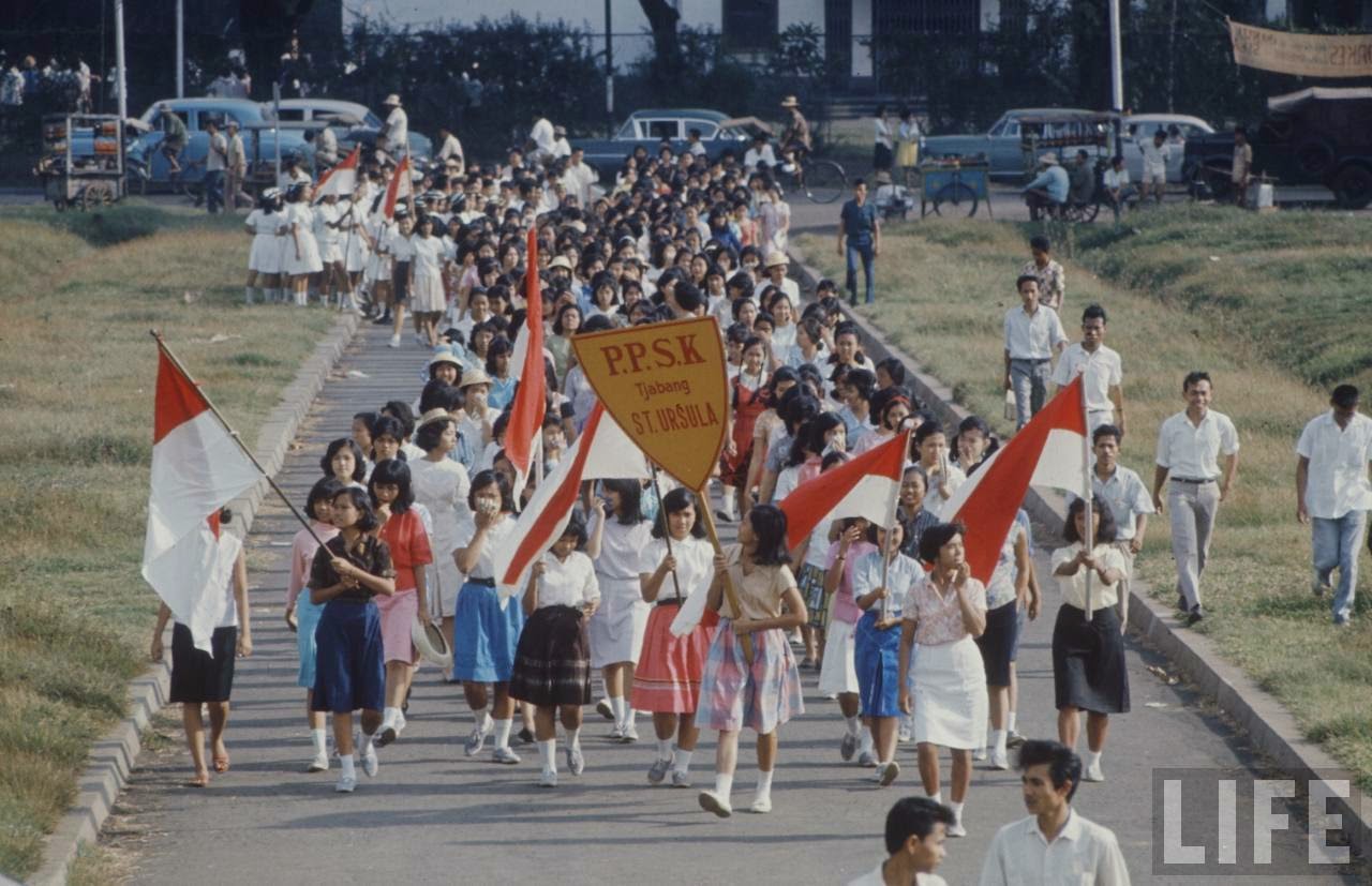 35 Wonderful Photographs That Capture Daily Life of Indonesia in 1972